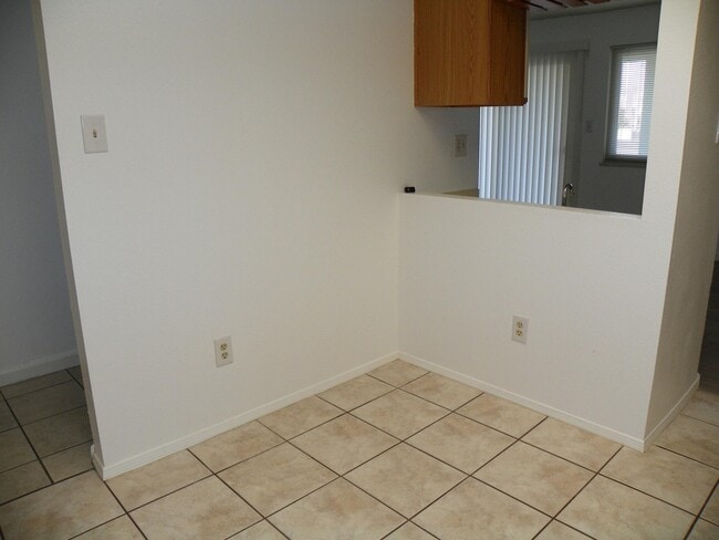Building Photo - 823 Country Club Dr SE