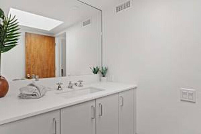 Building Photo - 5 bedroom 5 bath Available for Short Term ...