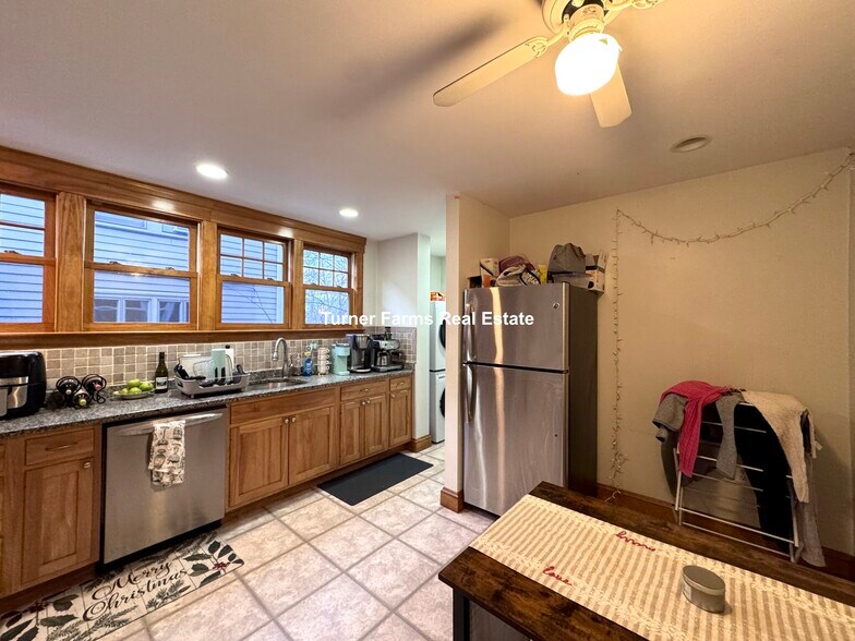 Building Photo - 202 Calumet St