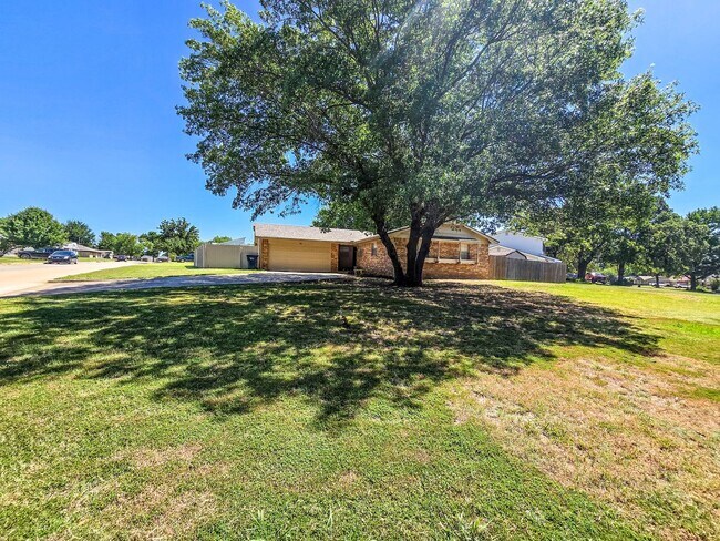 Building Photo - 3 Bed 2 Bath 2 Car Garage in Shawnee!