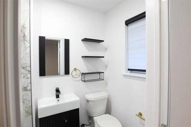 Building Photo - 7706 Garsee Dr