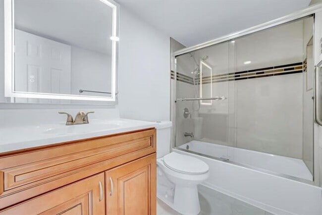 Building Photo - 9240 Fontainebleau Blvd