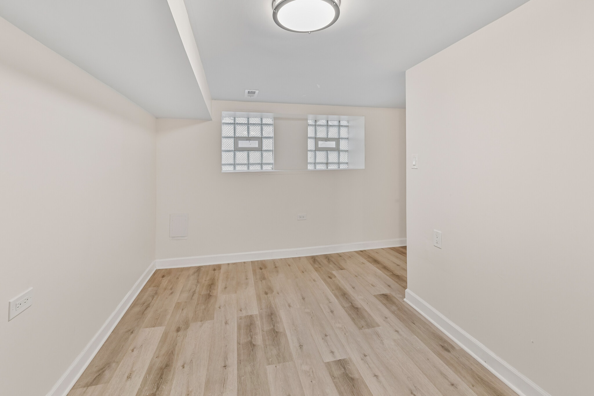 Building Photo - 1346 N Maplewood Ave