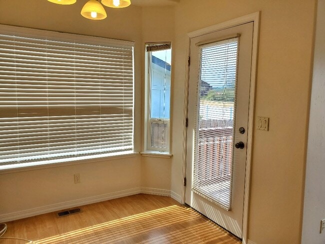 Building Photo - 3bedroom, 2 bathroom with garage