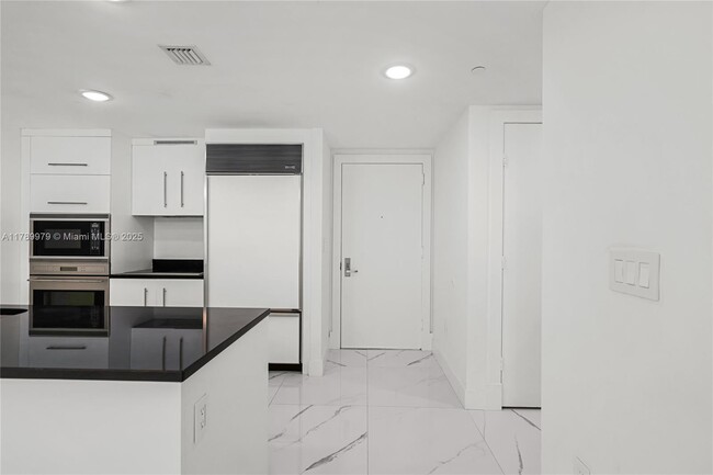 Building Photo - 475 Brickell Ave