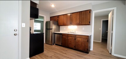 Building Photo - 3030-3032 Creekview Circle