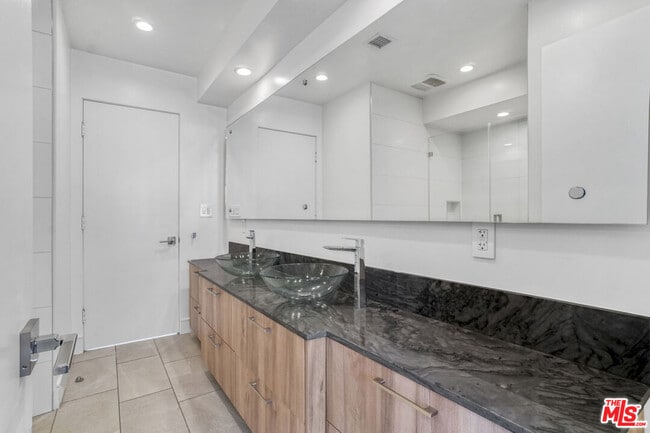 Building Photo - 1447 N Martel Ave