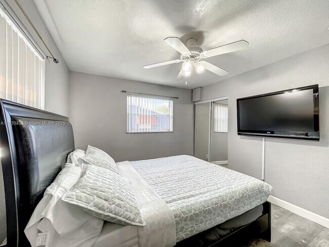 Building Photo - 1660 SW 47th Ave