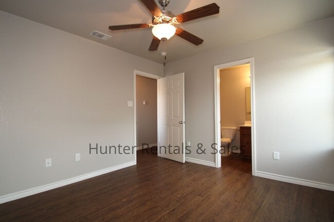 Building Photo - Luxury Duplex Close to Texas A&M-Central T...