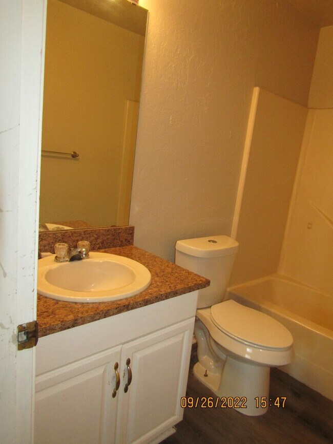 Building Photo - Very nice home located in the Rolling Hill...