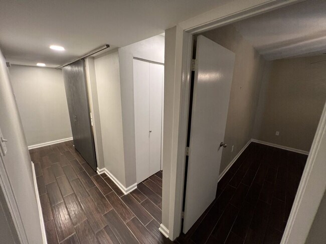 Building Photo - Fully Renovated 3 Bedroom Apartment in Pri...