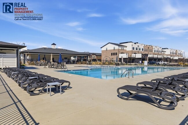 Building Photo - Gorgeous 2 Bedroom Townhome in the heart of Murfreesboro! Community pool and playground!