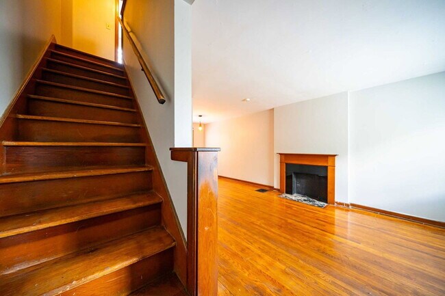 Building Photo - 215 E Hudson St