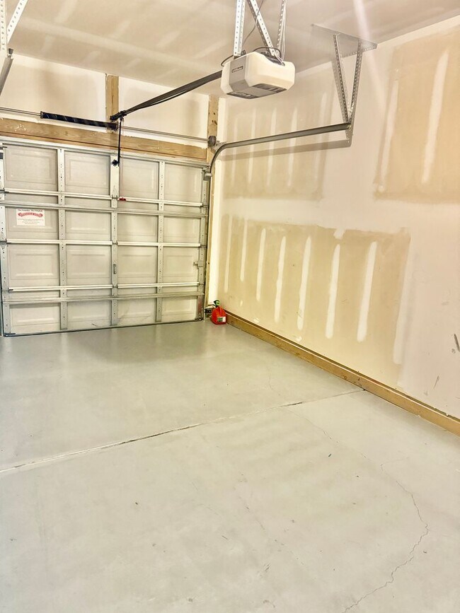 Building Photo - 3 Bed 2 Bath Townhome Located in Cokers Commons in Goose Creek!