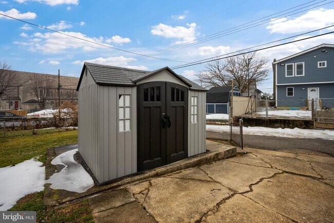 Building Photo - 7911 Bank St