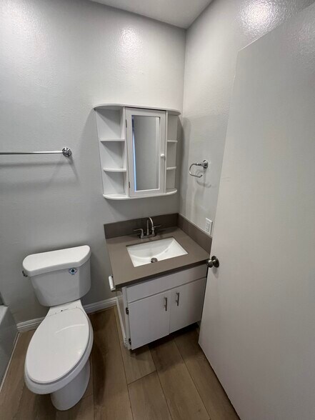 Building Photo - 2107 N Beachwood Dr