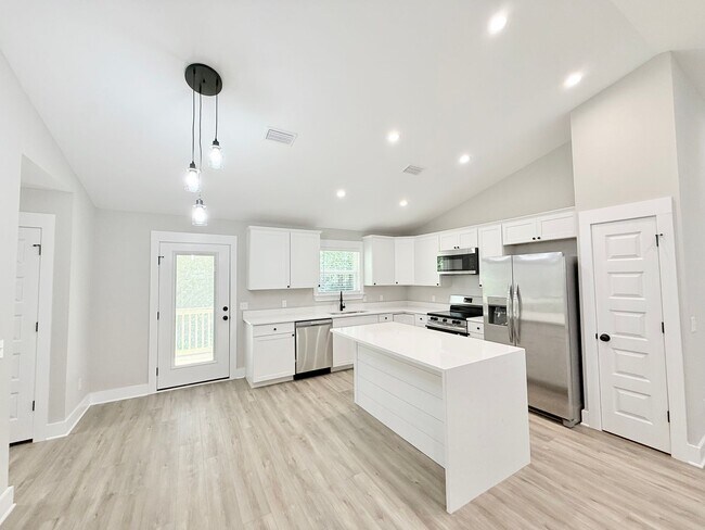 Building Photo - Stylish 3-Bedroom Home