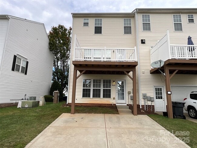 Building Photo - 15626 King Louis Ct