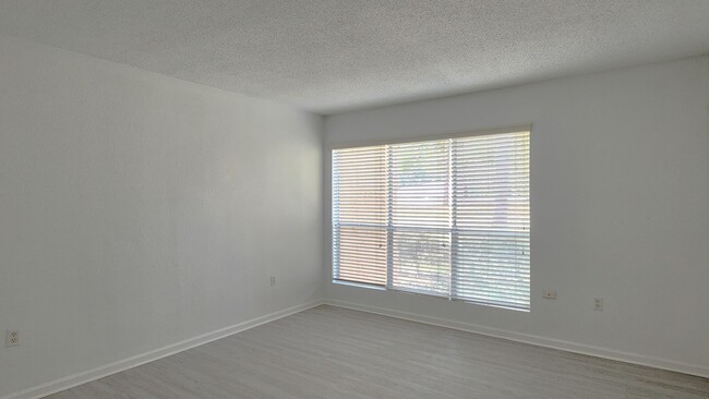 Building Photo - FOR RENT 2 BED 2 BATH SECOND FLOOR CONDO