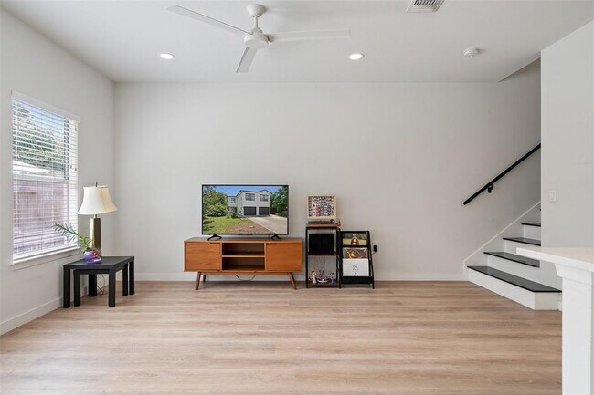 Building Photo - 3413 Blumie St