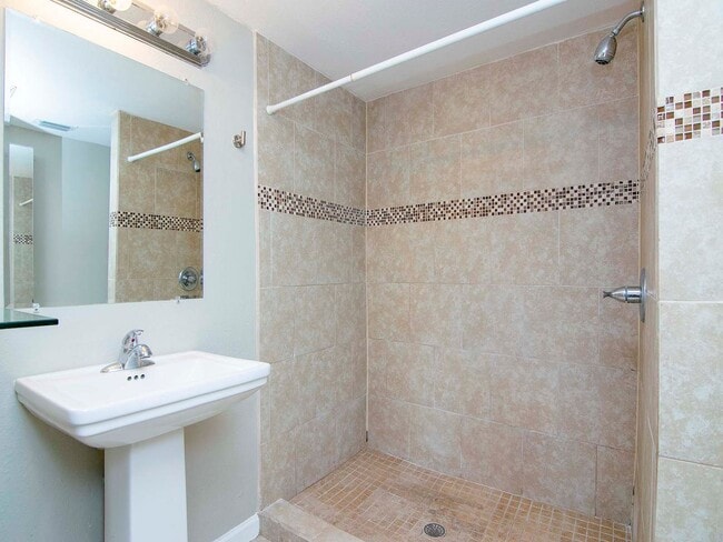 Building Photo - Ground Floor - Corner/End Unit - Upgraded ...