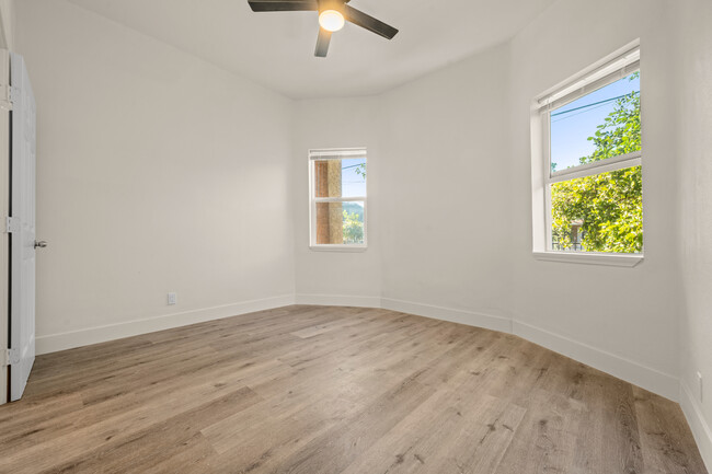 Primary Photo - 1647 W 12th Pl