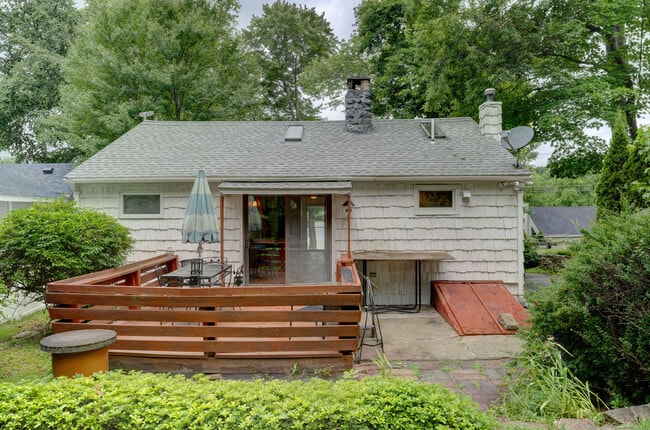 Building Photo - 285 Deepwood Dr
