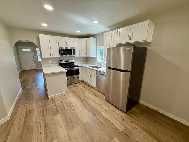 Building Photo - Charming Renovated Cottage with Spacious Y...