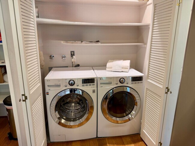 Building Photo - Luxury Condo in Heart of Downtown Los Gatos