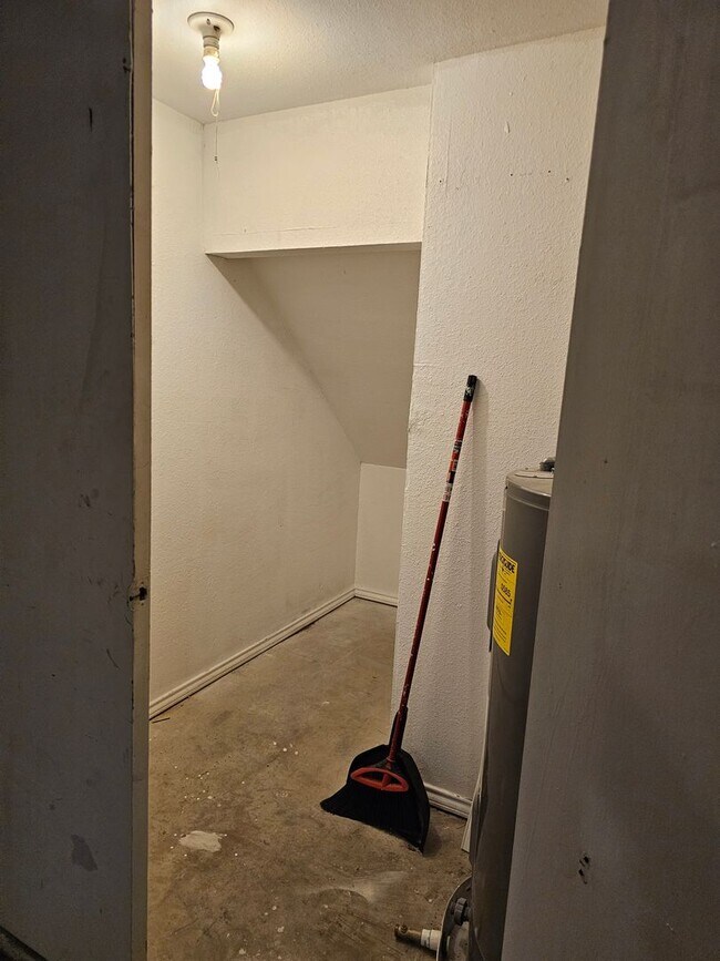 Building Photo - 2 story condo with garage