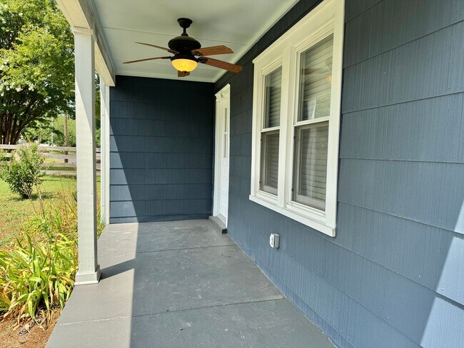 Building Photo - Nature Lovers - 3 Bed, 1 Bath Home w/ 1 Car Garage Close to Downtown Franklin