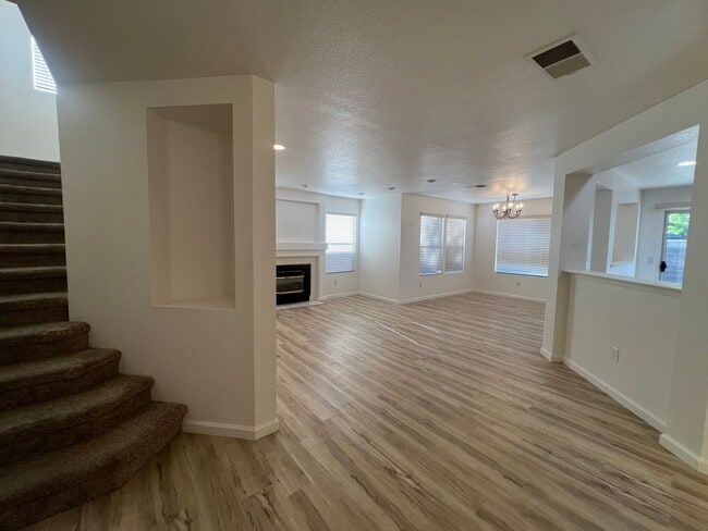 Building Photo - GORGEOUS 3 BEDROOM IN E. ROSEVILLE GATED COMMUNITY!!