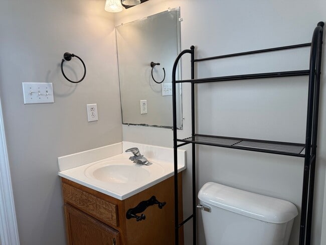 Building Photo - Charming Cul-de-Sac Home