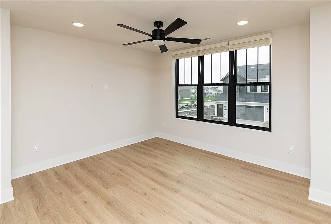 Building Photo - 2833 SW Prairie Trail Pky