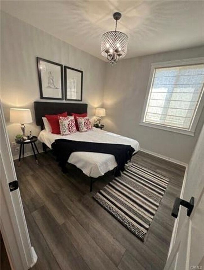 Building Photo - Stunning Pool Home