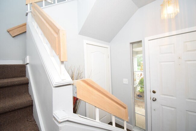 Building Photo - Quiet 2 Bed Millcreek Condo with Beautiful Mountain Views!