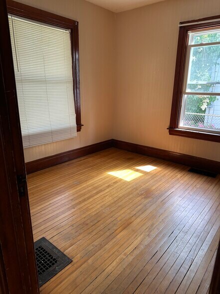 Building Photo - 31 Dix Ave