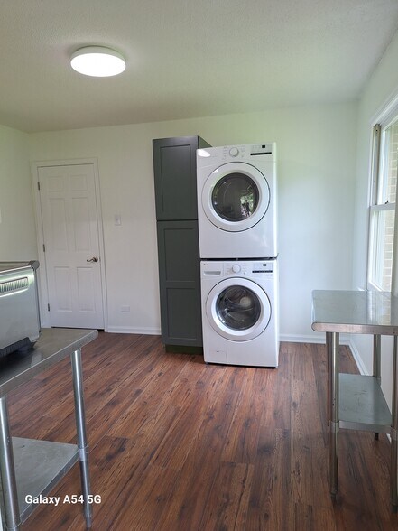 Washer and dryer - 4920 Mandel Rd