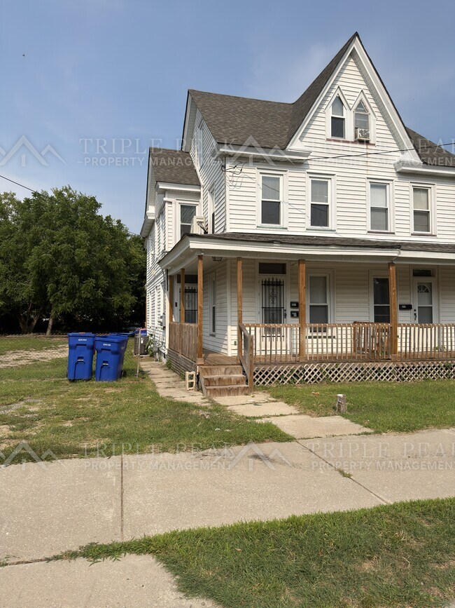Building Photo - 321 S 5th St