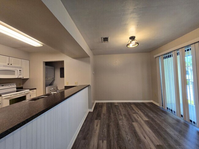 Building Photo - 2 Bedroom 2 Bath Condo