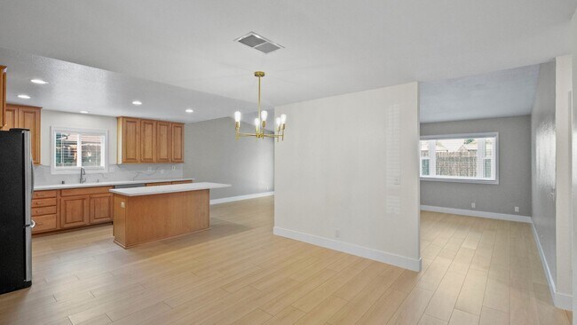 Building Photo - 3 Bedroom Home in Vacaville