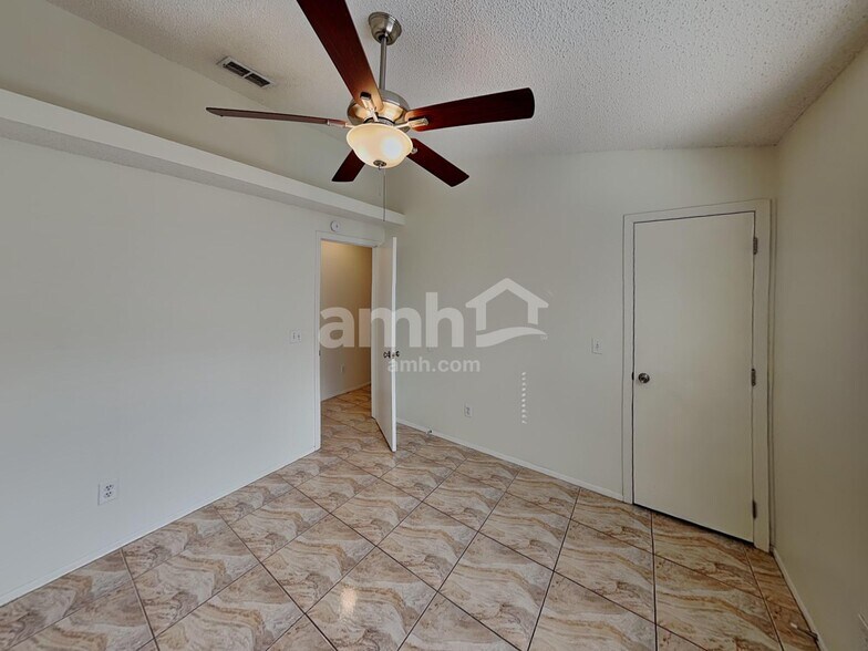 Building Photo - 1431 Londra Ln