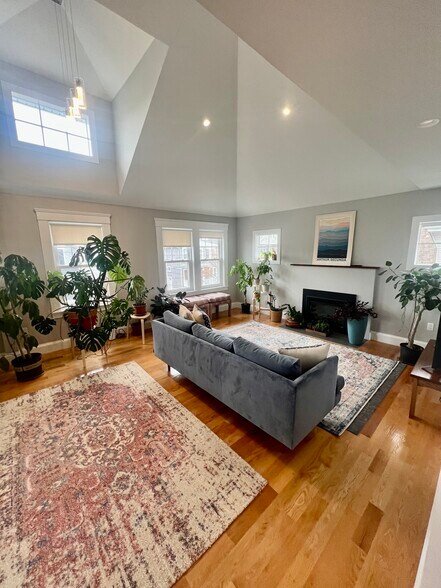 Living Room - 32 Brimmer St