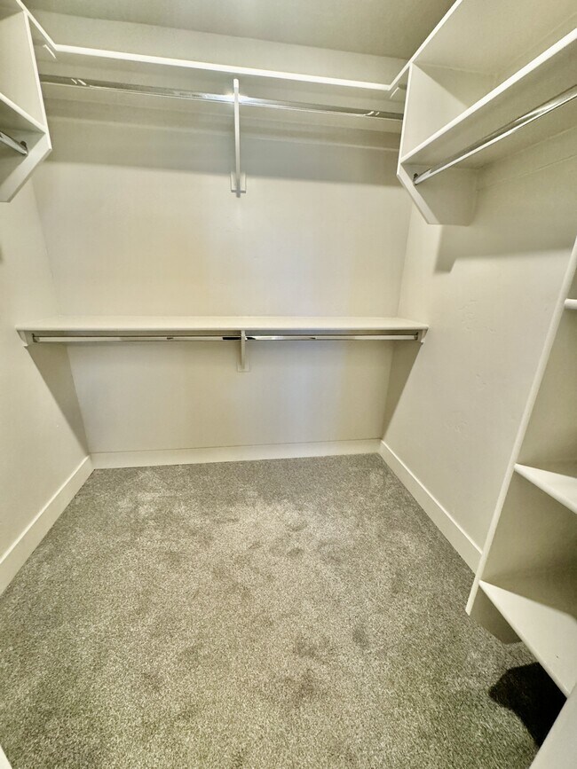 Building Photo - 2261 S Tonaquint Dr