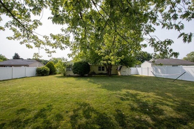 Building Photo - 49 Williamsburg Dr