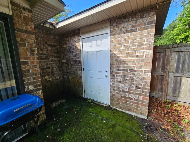 Building Photo - 108 E Lakemont Dr