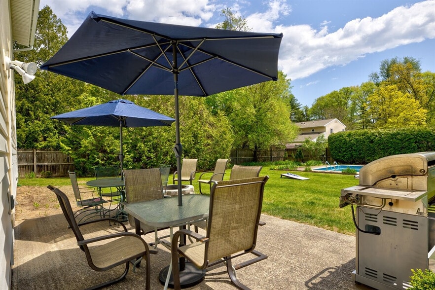 Building Photo - 10 James Dr