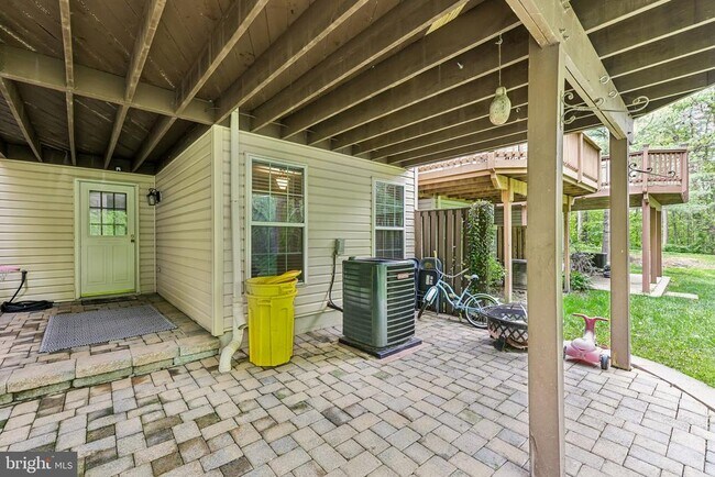 Building Photo - 8727 Thornbrook Dr