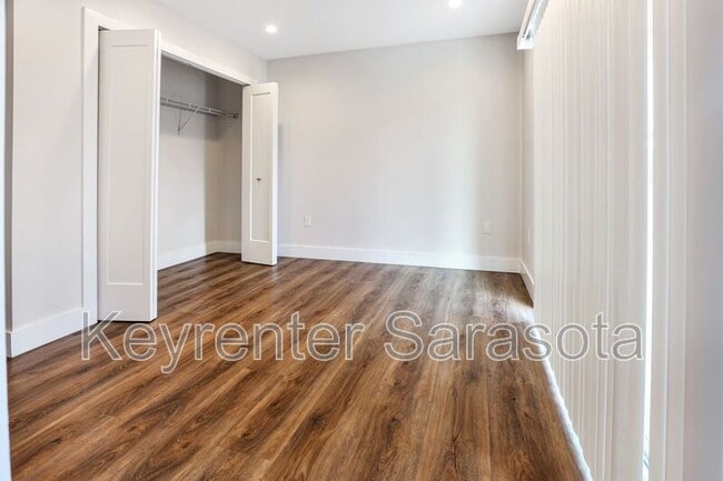 Building Photo - 2066 Roselawn St