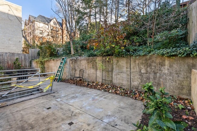 Building Photo - 1710 Summit Pl NW